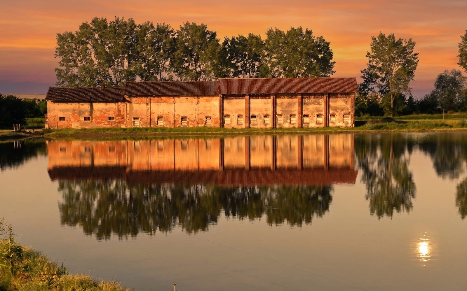 Le grange vercellesi di Ideariso al tramonto, riflesse nella risaia