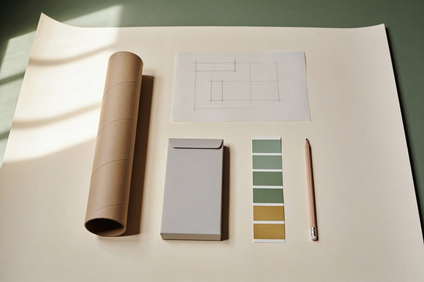 Mockup di packaging personalizzato, tubo in cartone e campioni colore